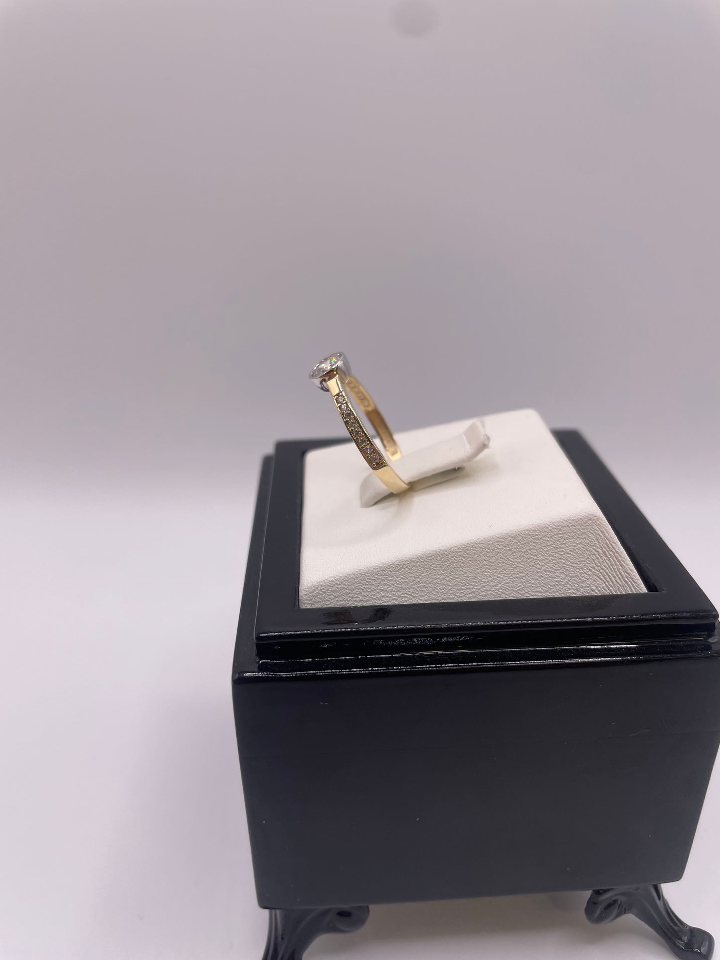 Goldring mit Zirkonia Steinen