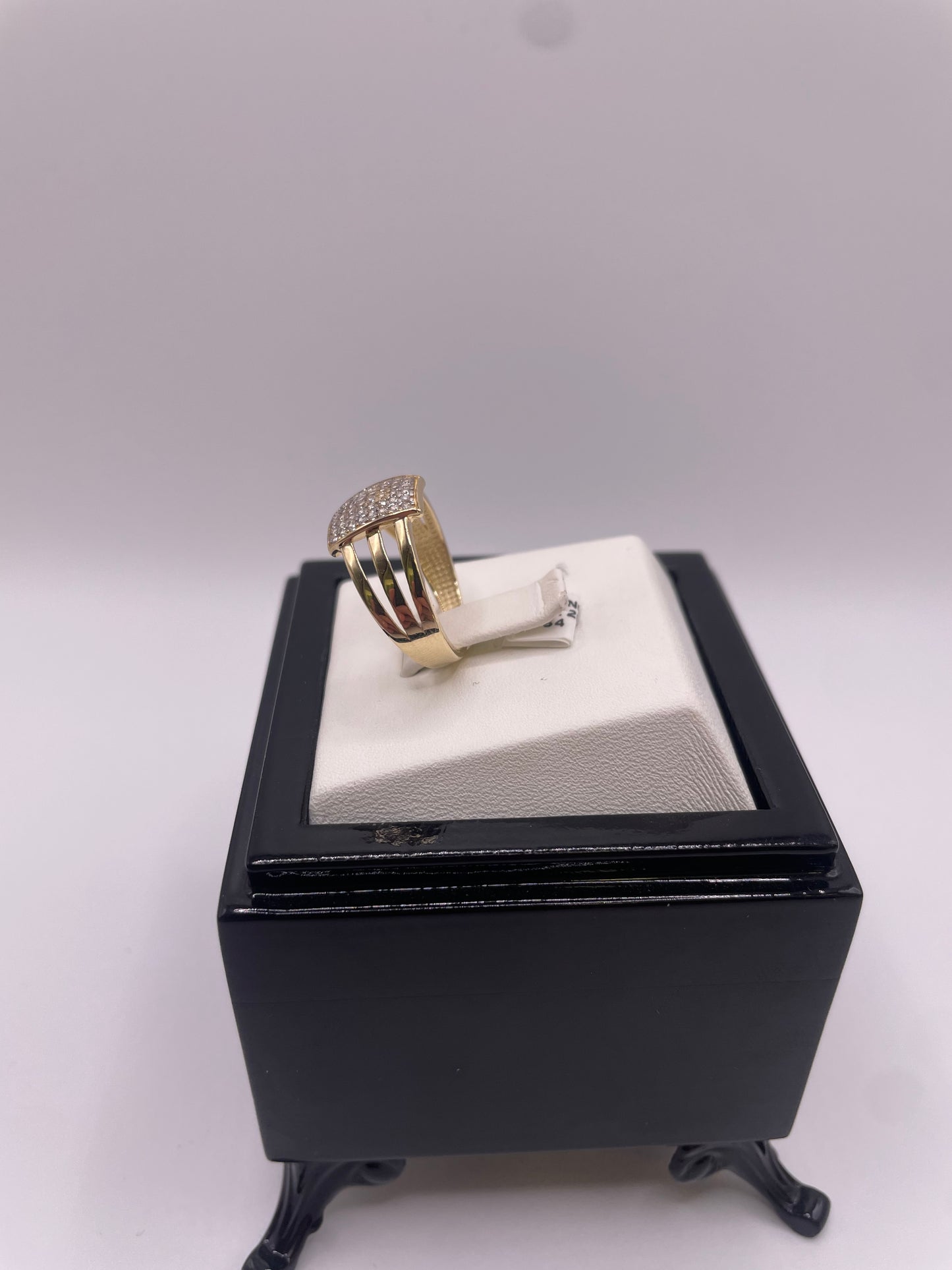 Goldring mit Steinen und offener Schiene