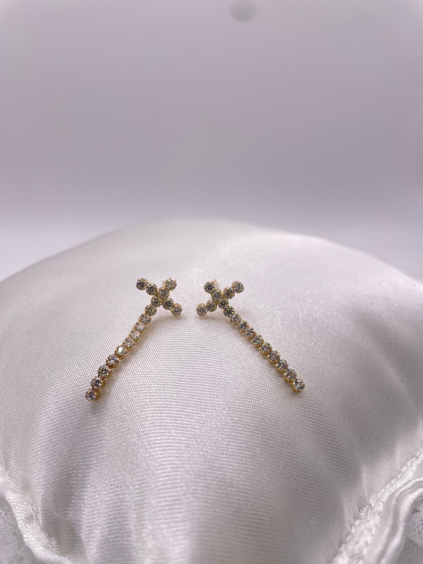 Gold-Stecker hängend Kreuz