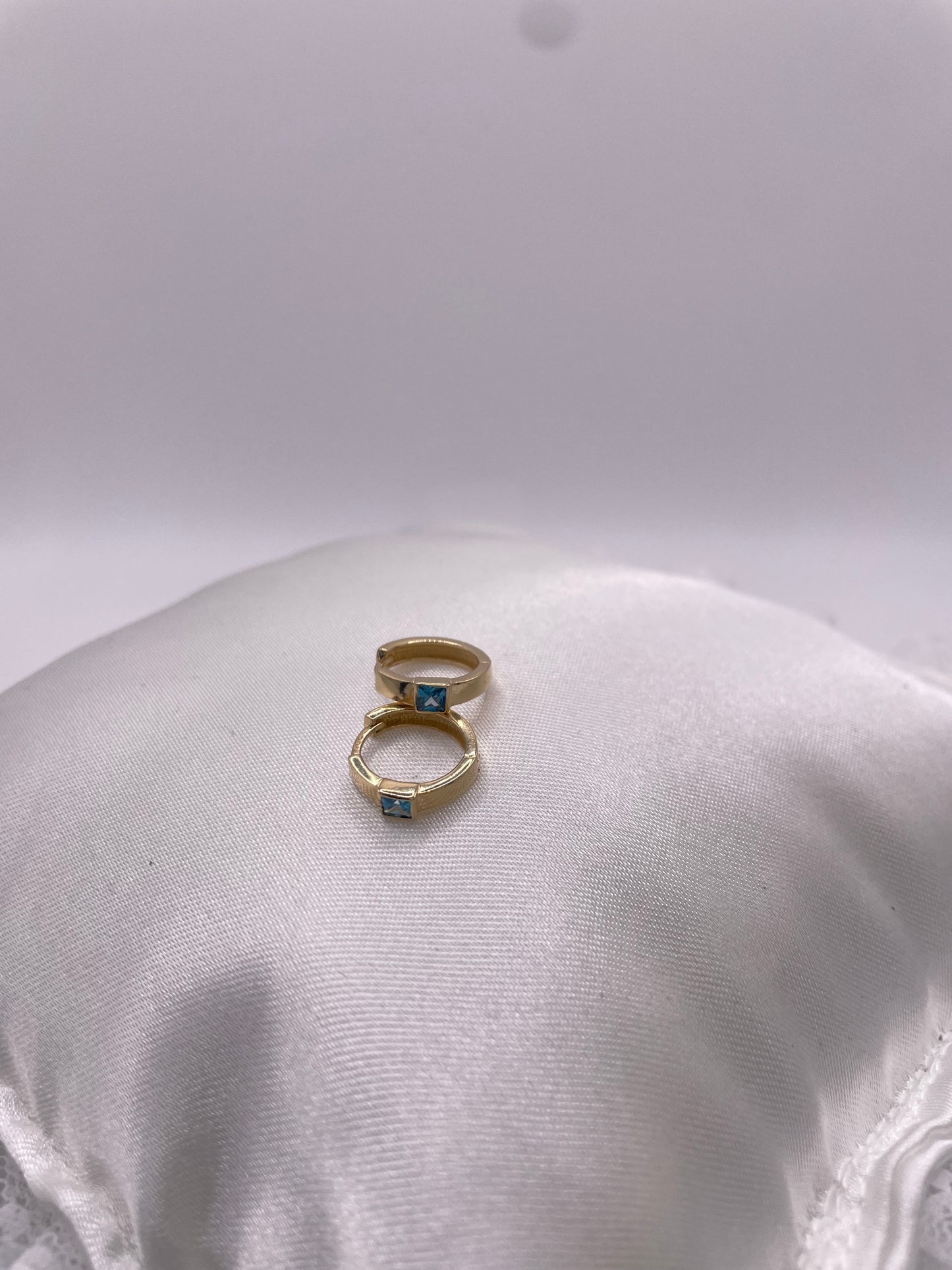 Gold-Kreolen mit blauen Stein