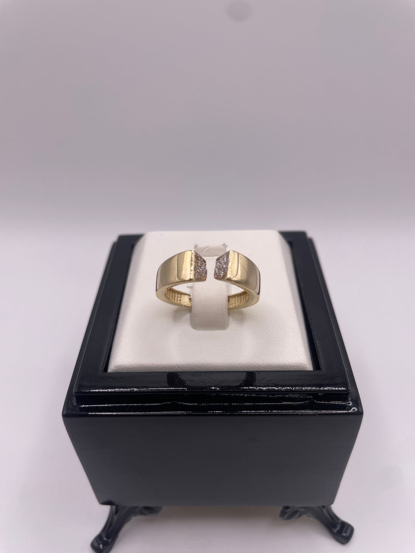 Offener Goldring mit Steinen