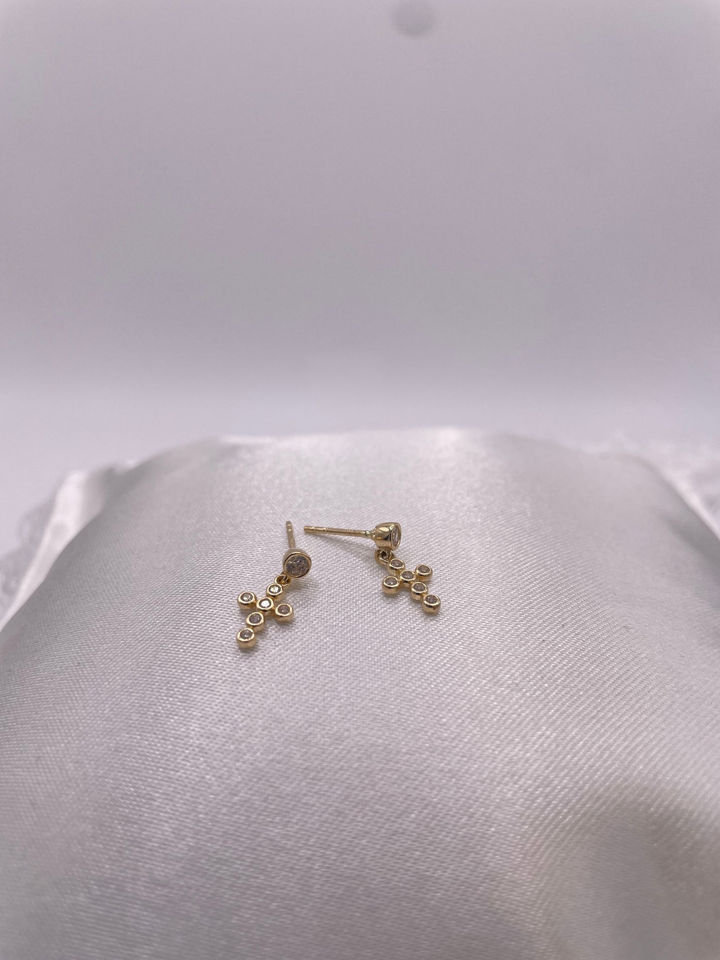 Gold-Stecker hängendes Kreuz mit Steinen