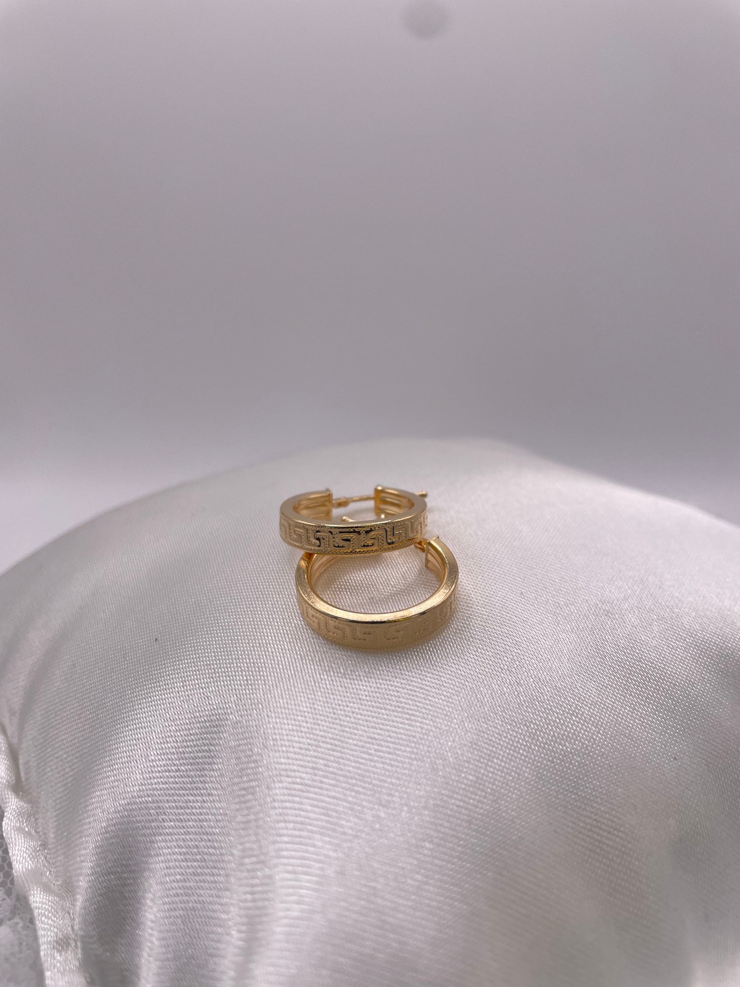 Gold-Kreolen mit griechischen Muster