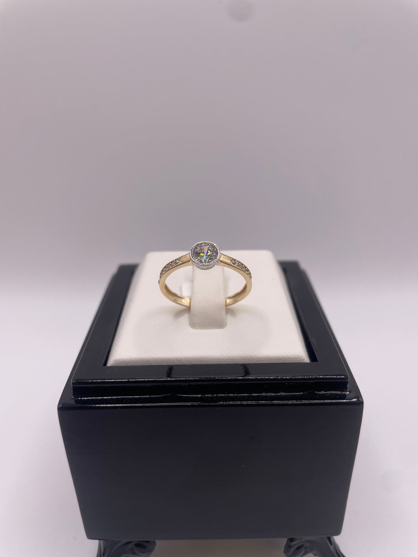 Goldring mit Zirkonia Steinen