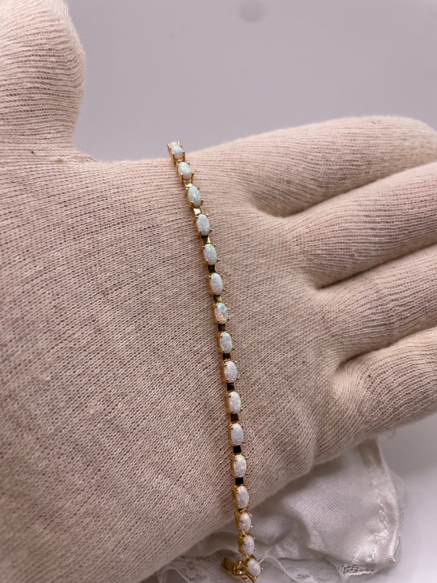 Goldarmband mit Opaliten (Opal)