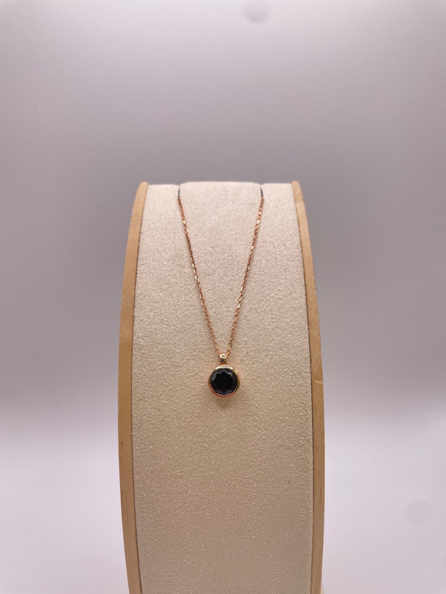 Roségoldkette mit weinroten Stein