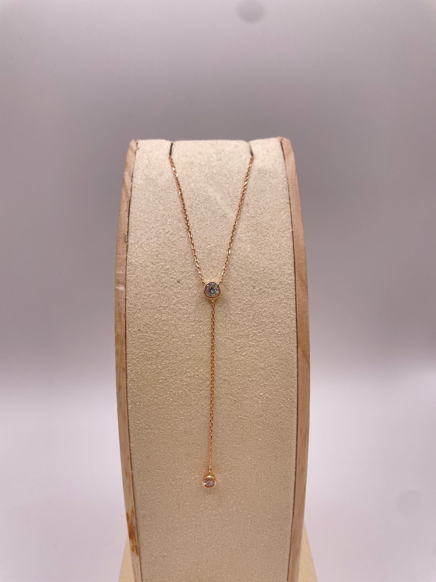 Roségoldkette mit Steinen