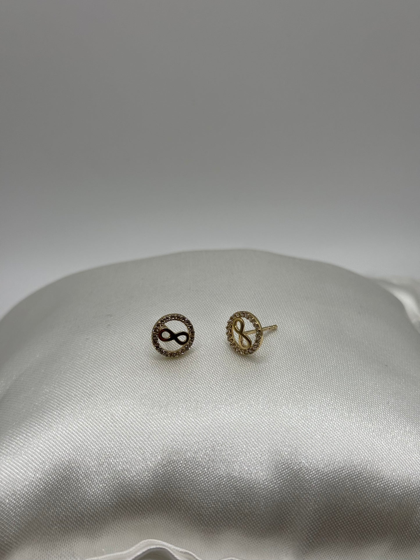 Goldstecker Infinity mit Steinrahmen