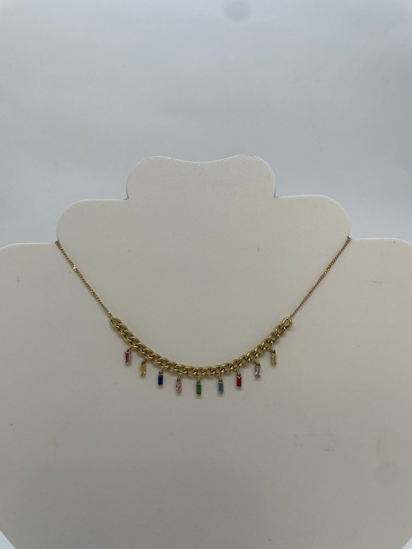 Goldkette mit Charm-Anhänger aus Steinen