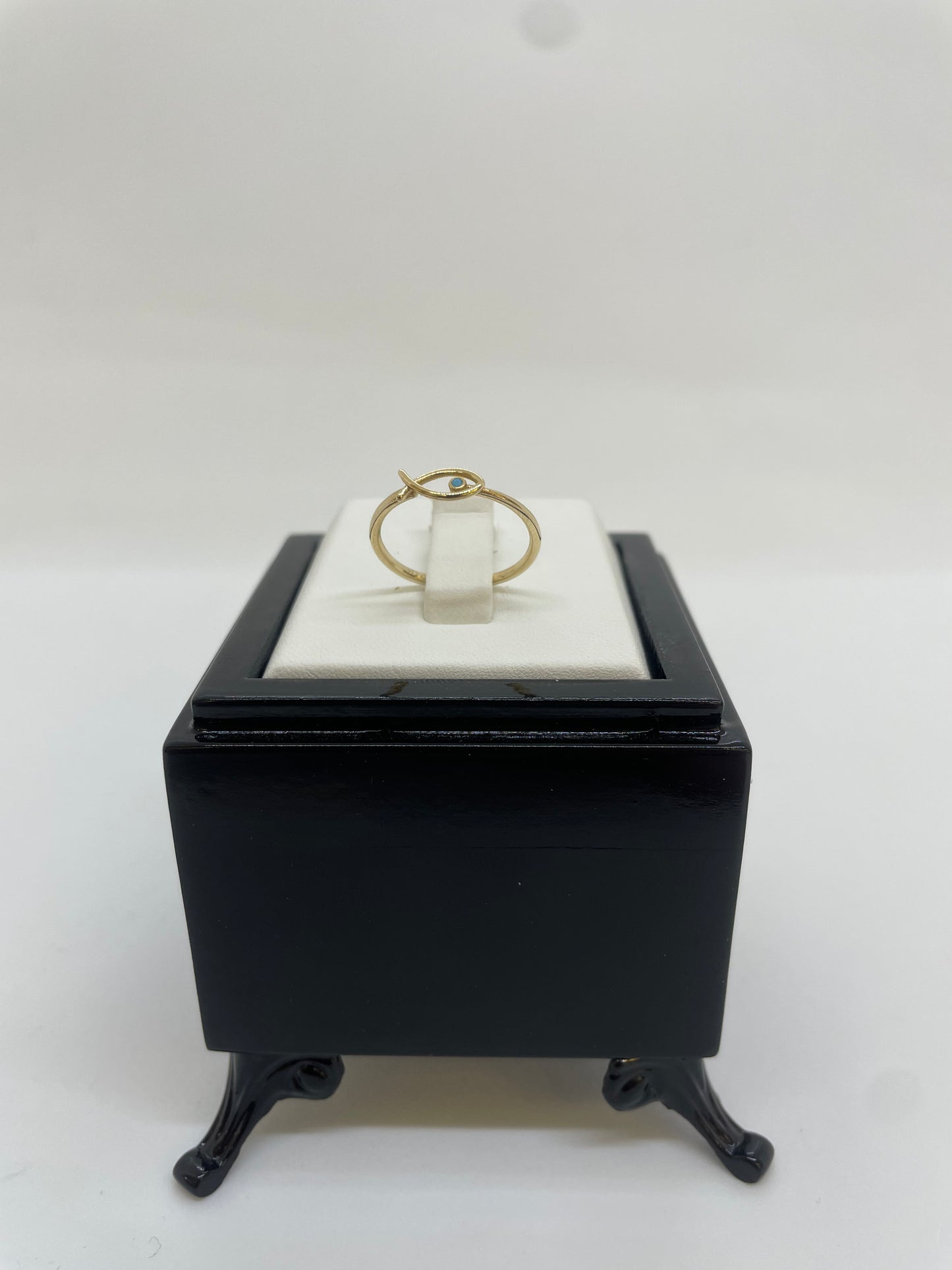 Goldring mit Fischfigur