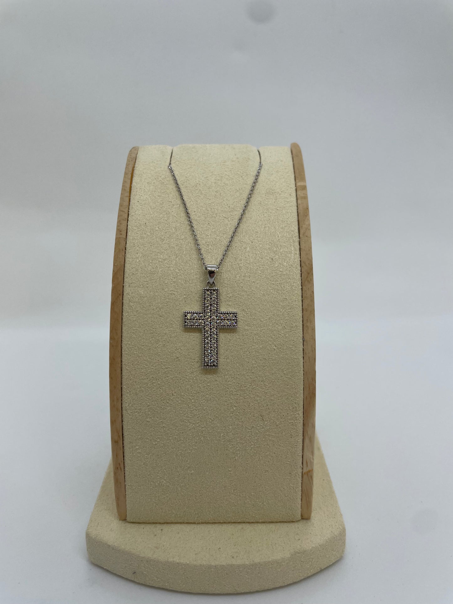 Weißgoldkette mit Kreuzanhänger und Steinen