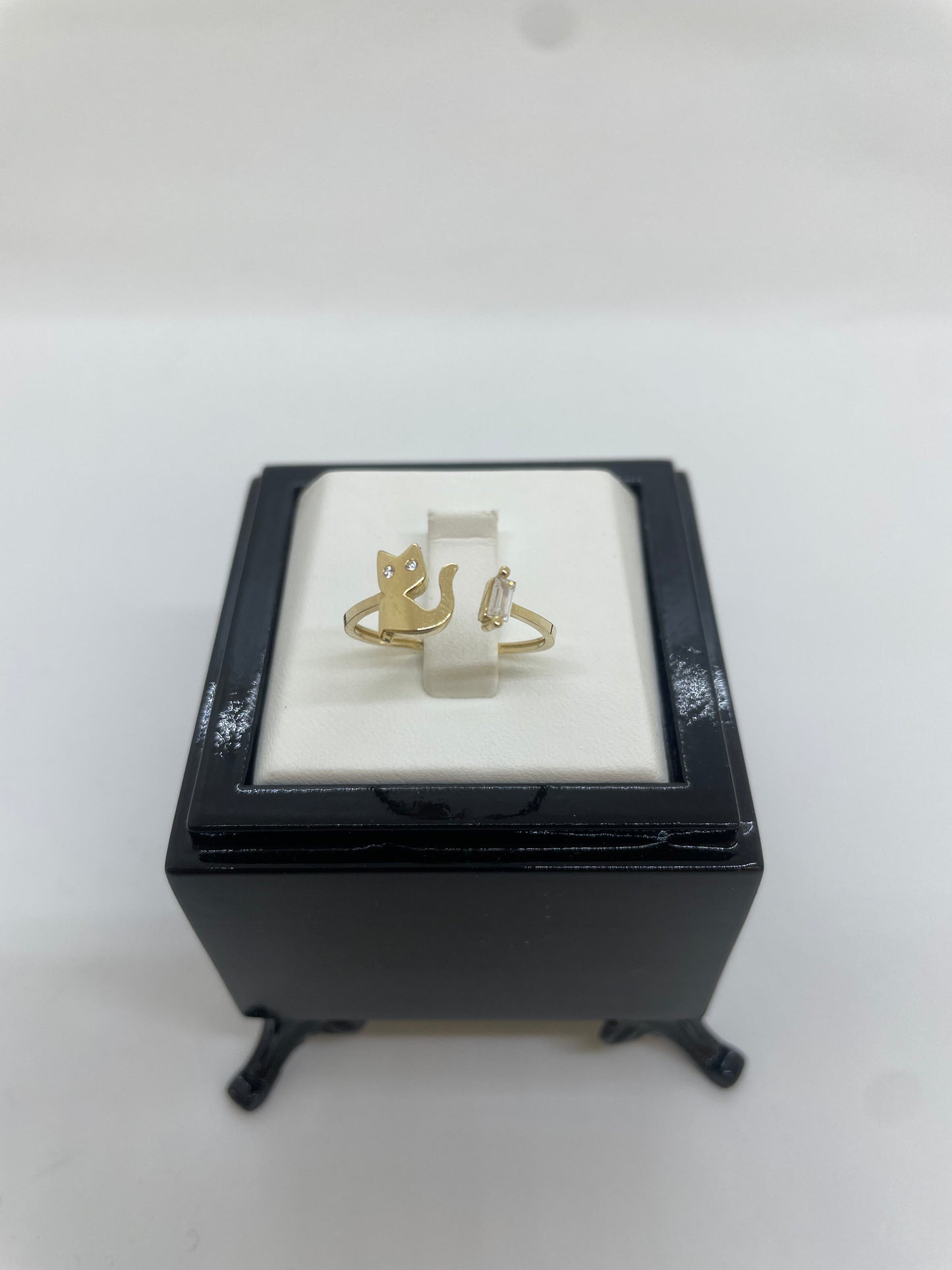 Goldring mit Katze und Zirkonia Steinen