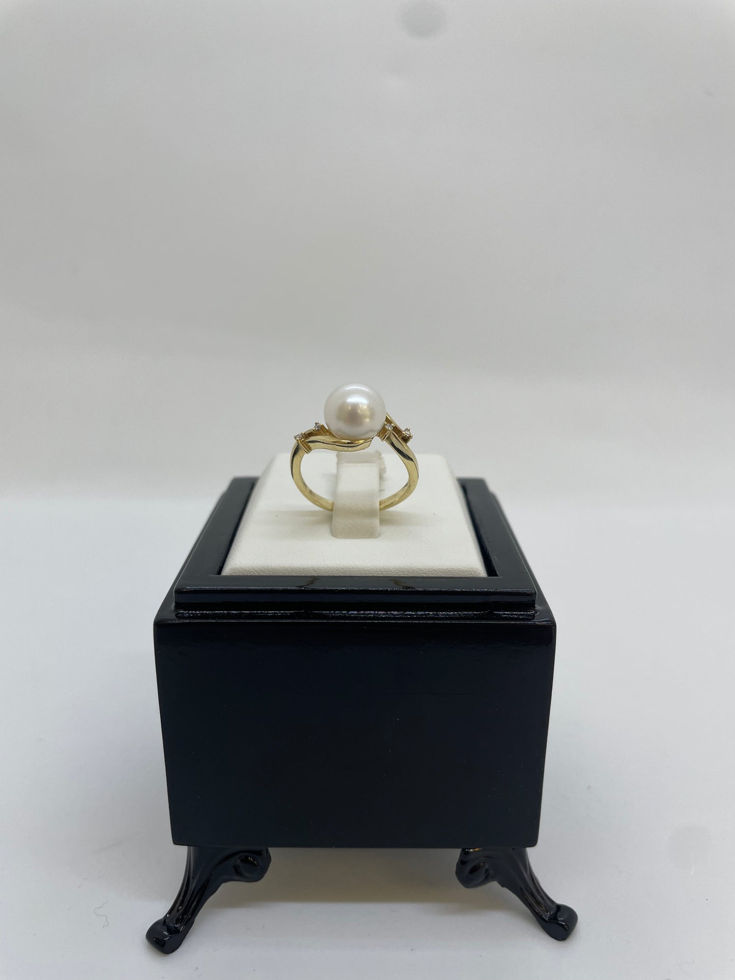 Verdrehter Goldring mit Perle und Steinen