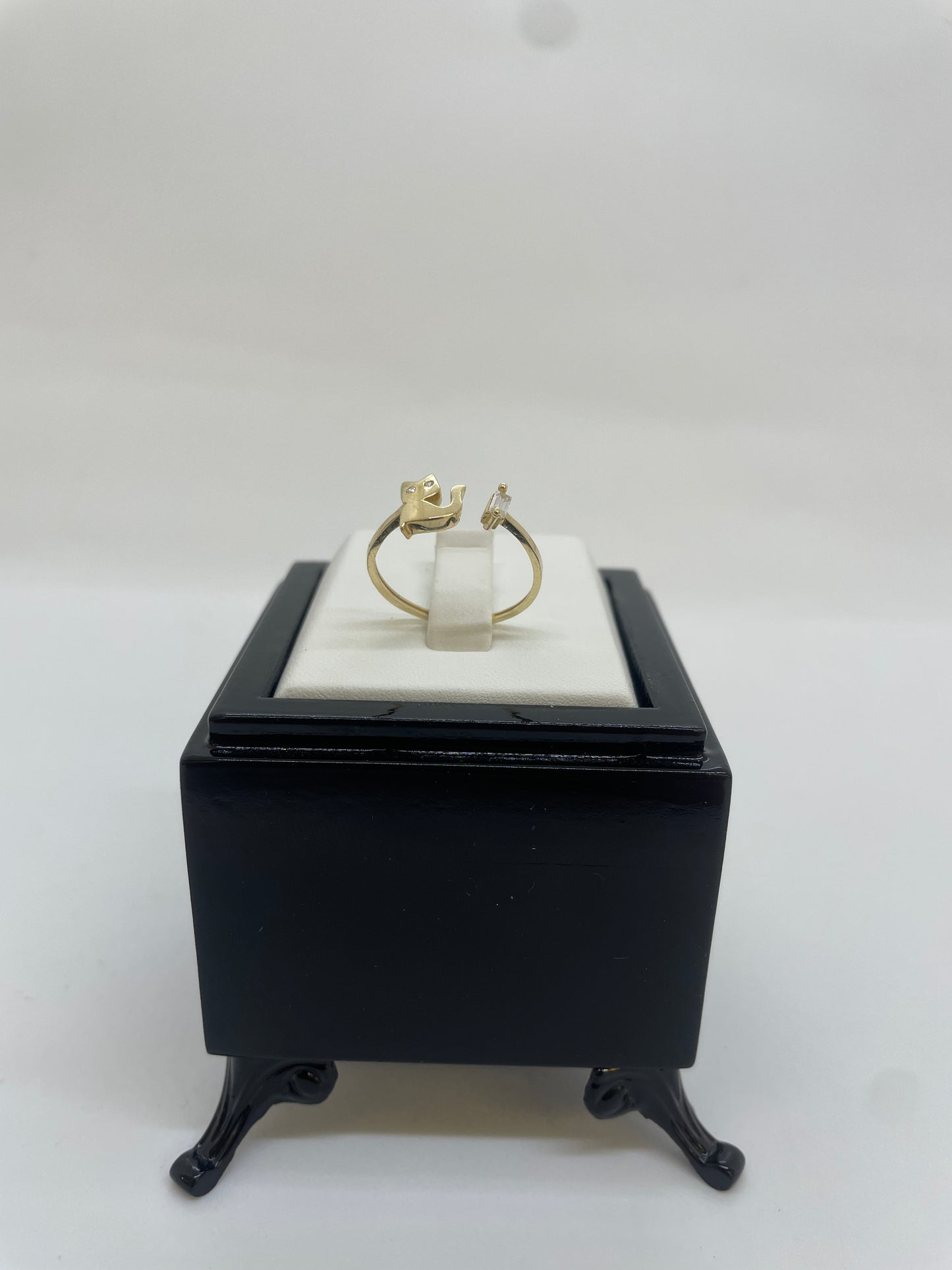 Goldring mit Katze und Zirkonia Steinen