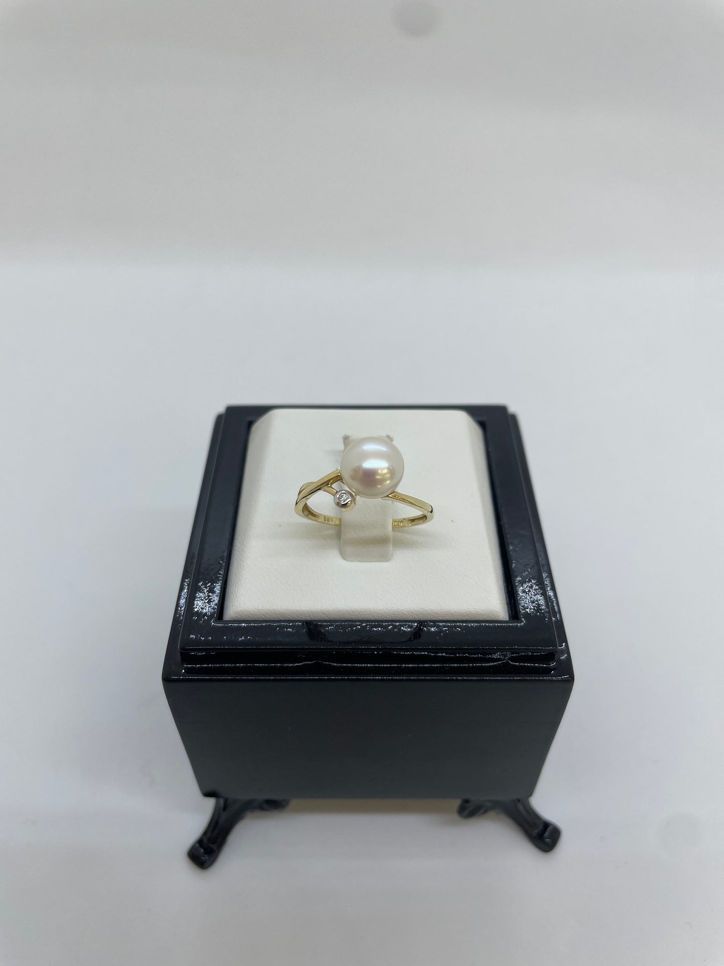 Goldring verdreht mit Perle