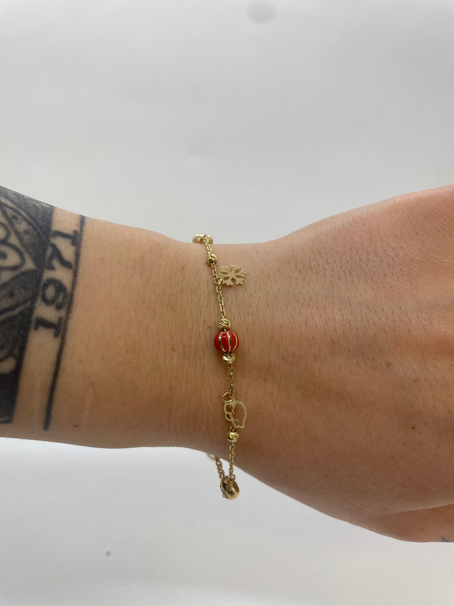 Goldarmband mit Charms