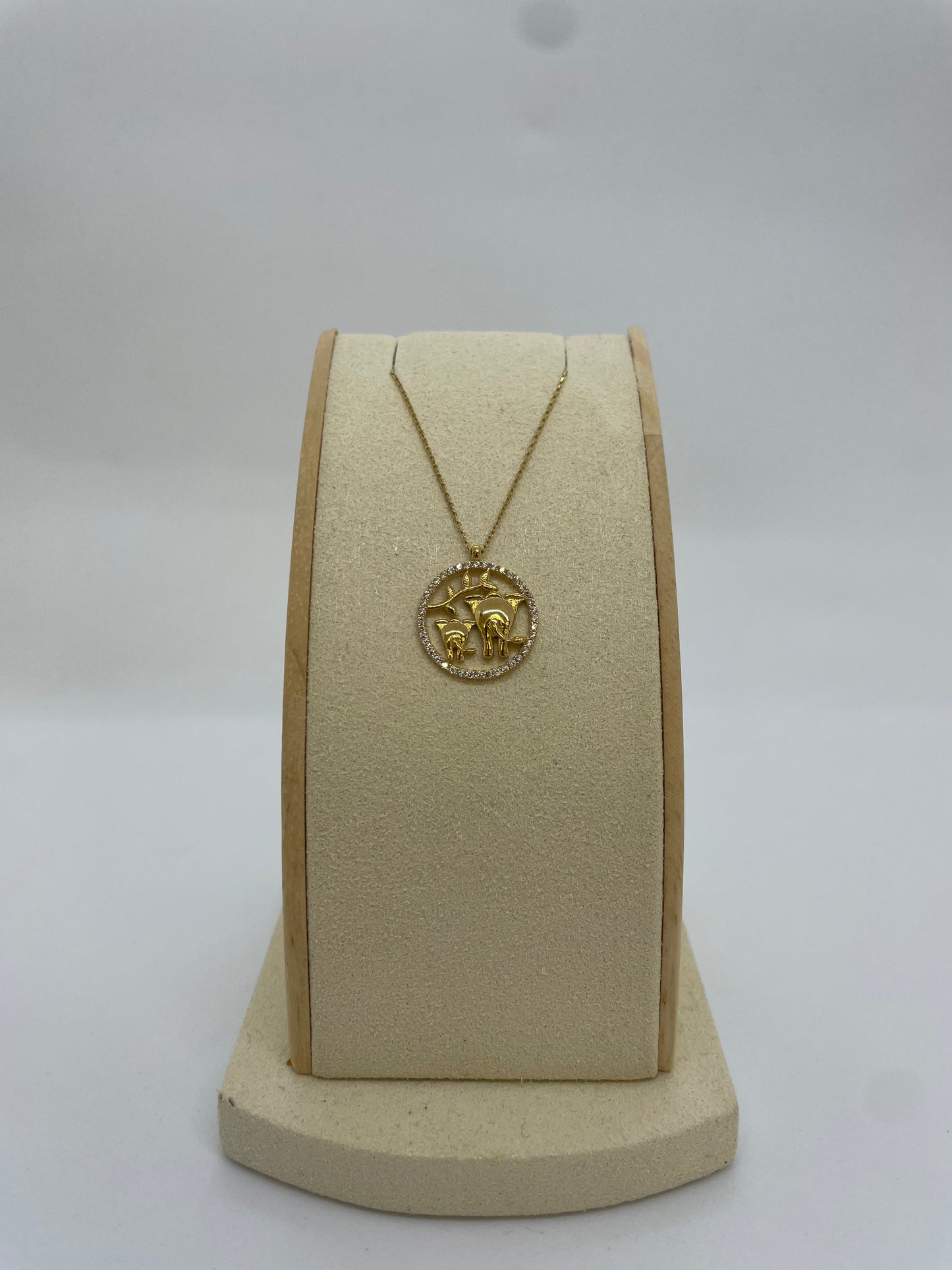 Goldkette mit Anhänger und Steinen