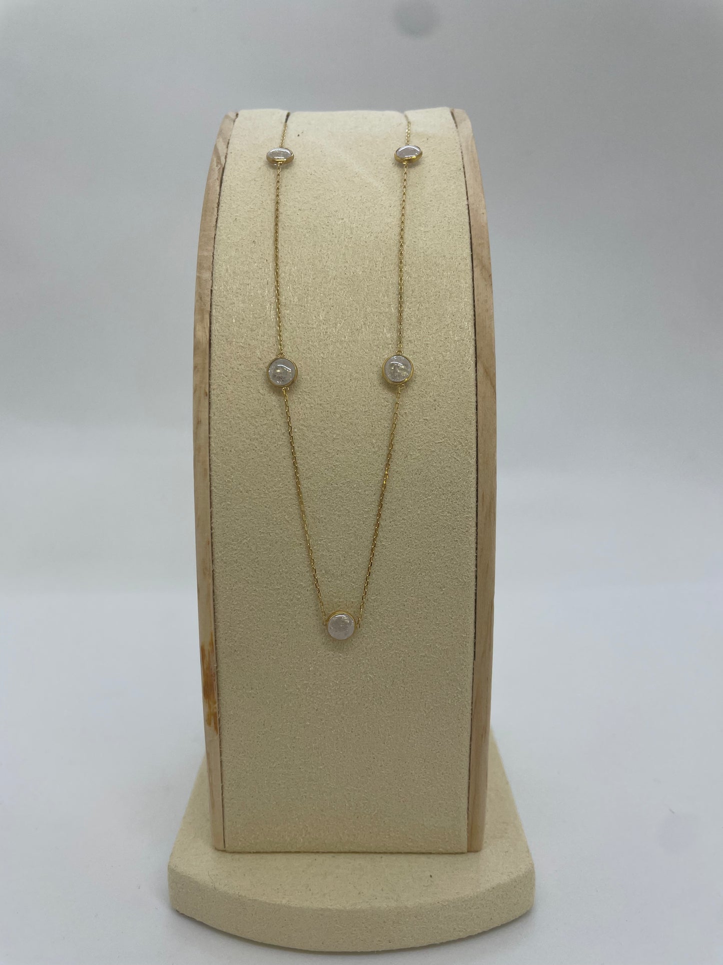 Goldkette mit vielen hellen Steinen