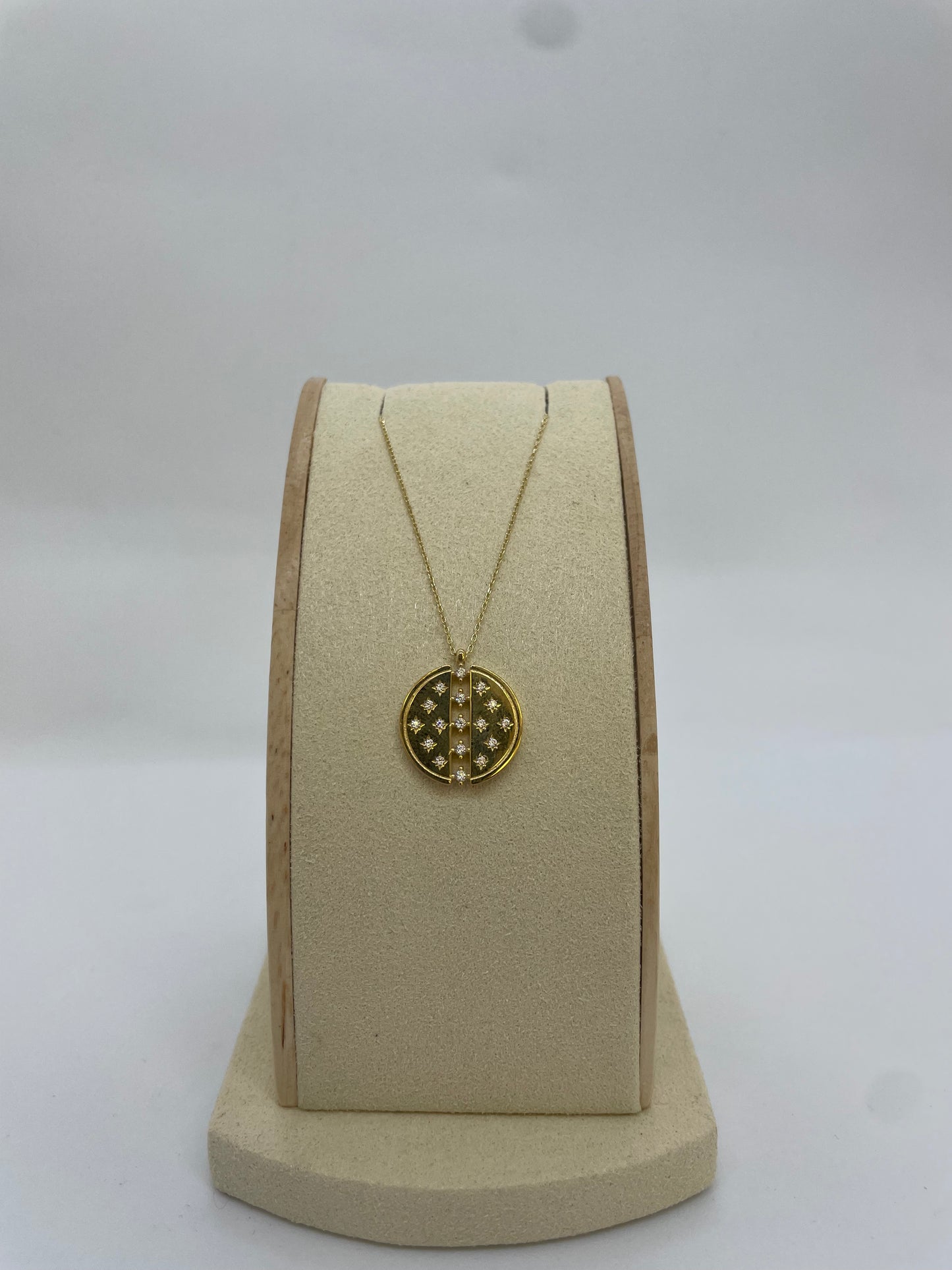 Goldkette mit rundem Anhänger und Steinen