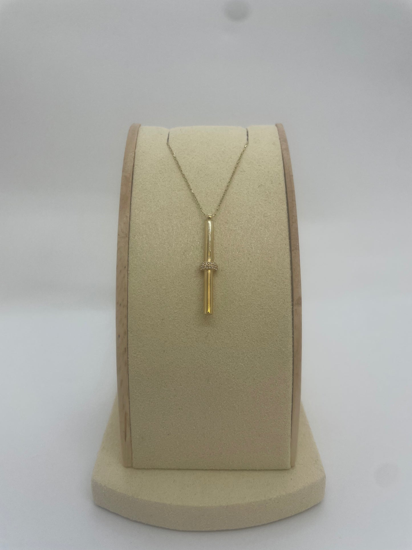 Goldkette mit Stabanhänger und Steinen