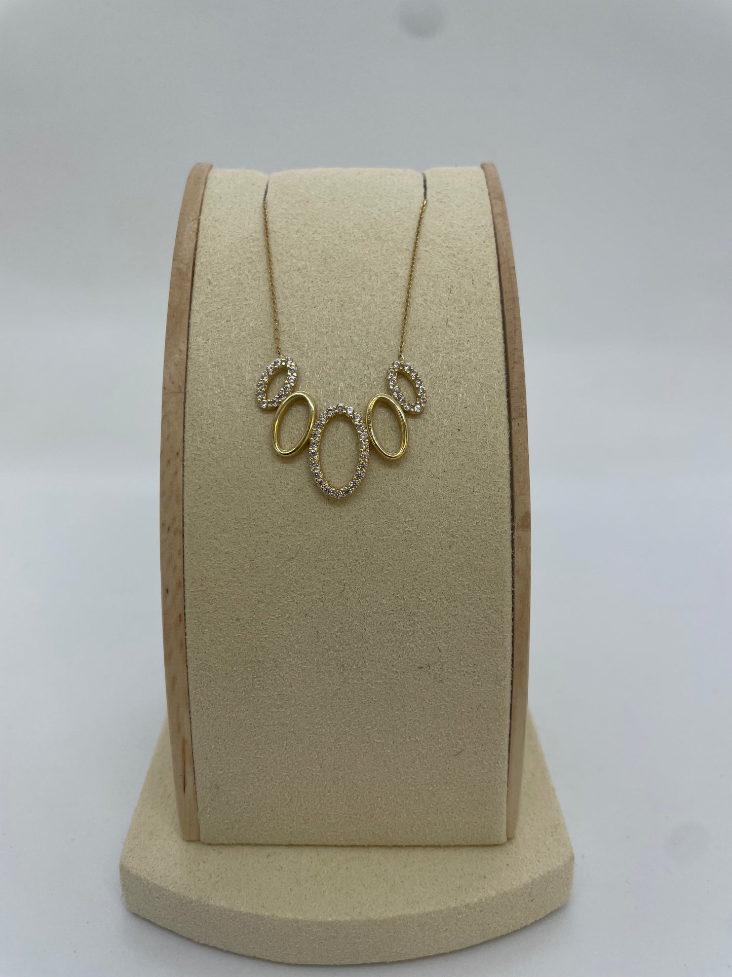 Goldkette mit Kreis-Anhängern und Steinen