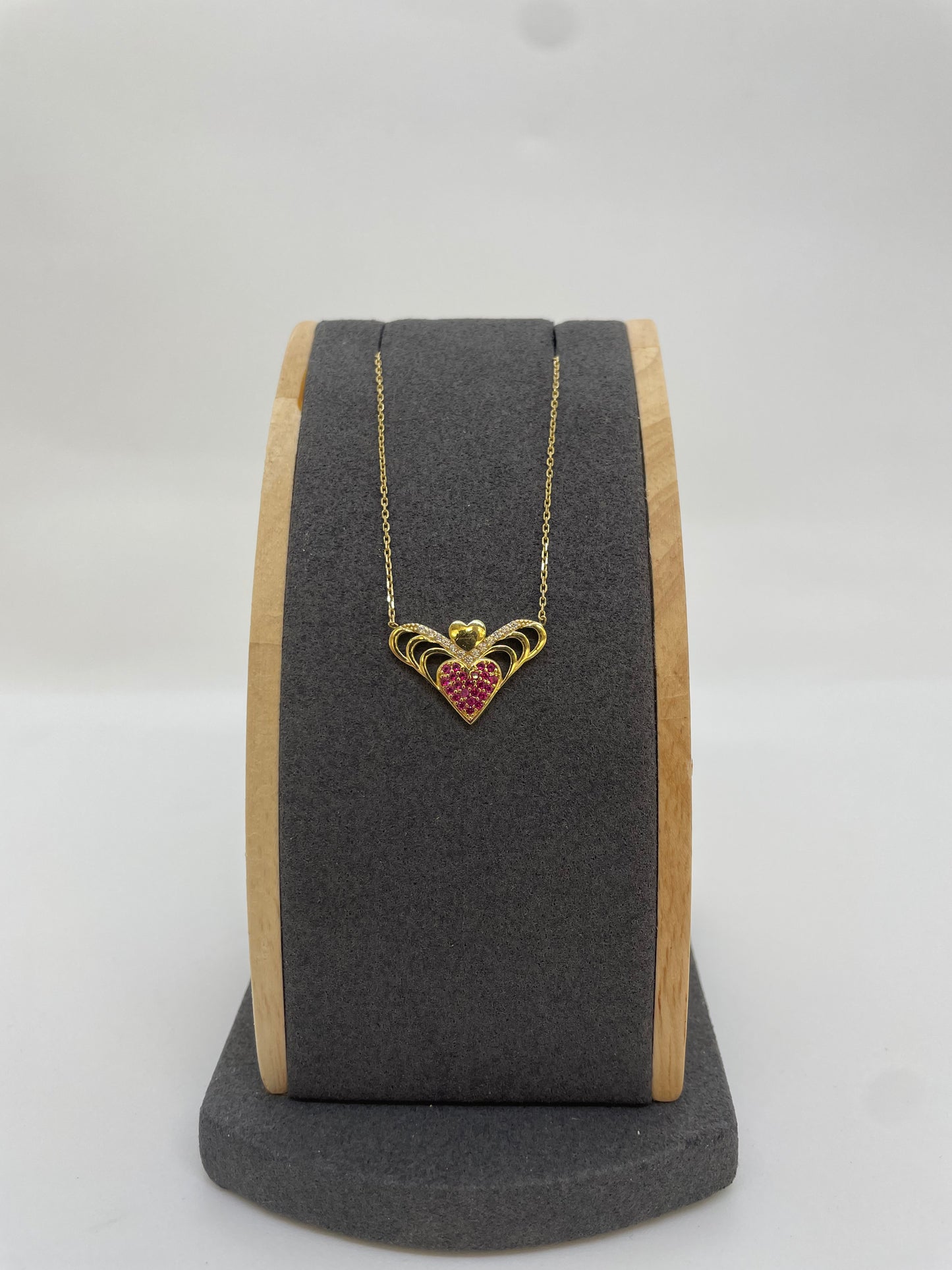 Goldkette mit Herzanhänger und Steinen