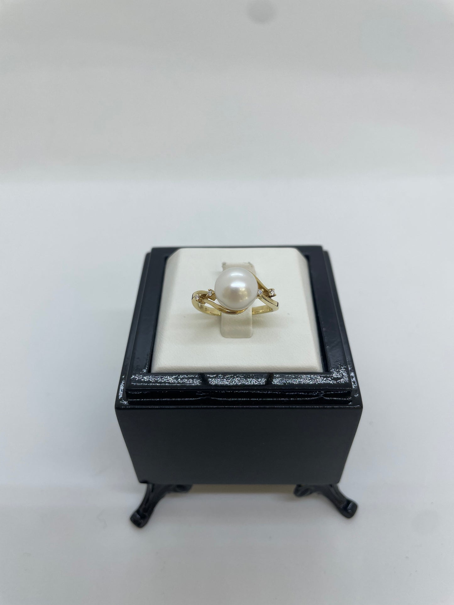 Verdrehter Goldring mit Perle und Steinen