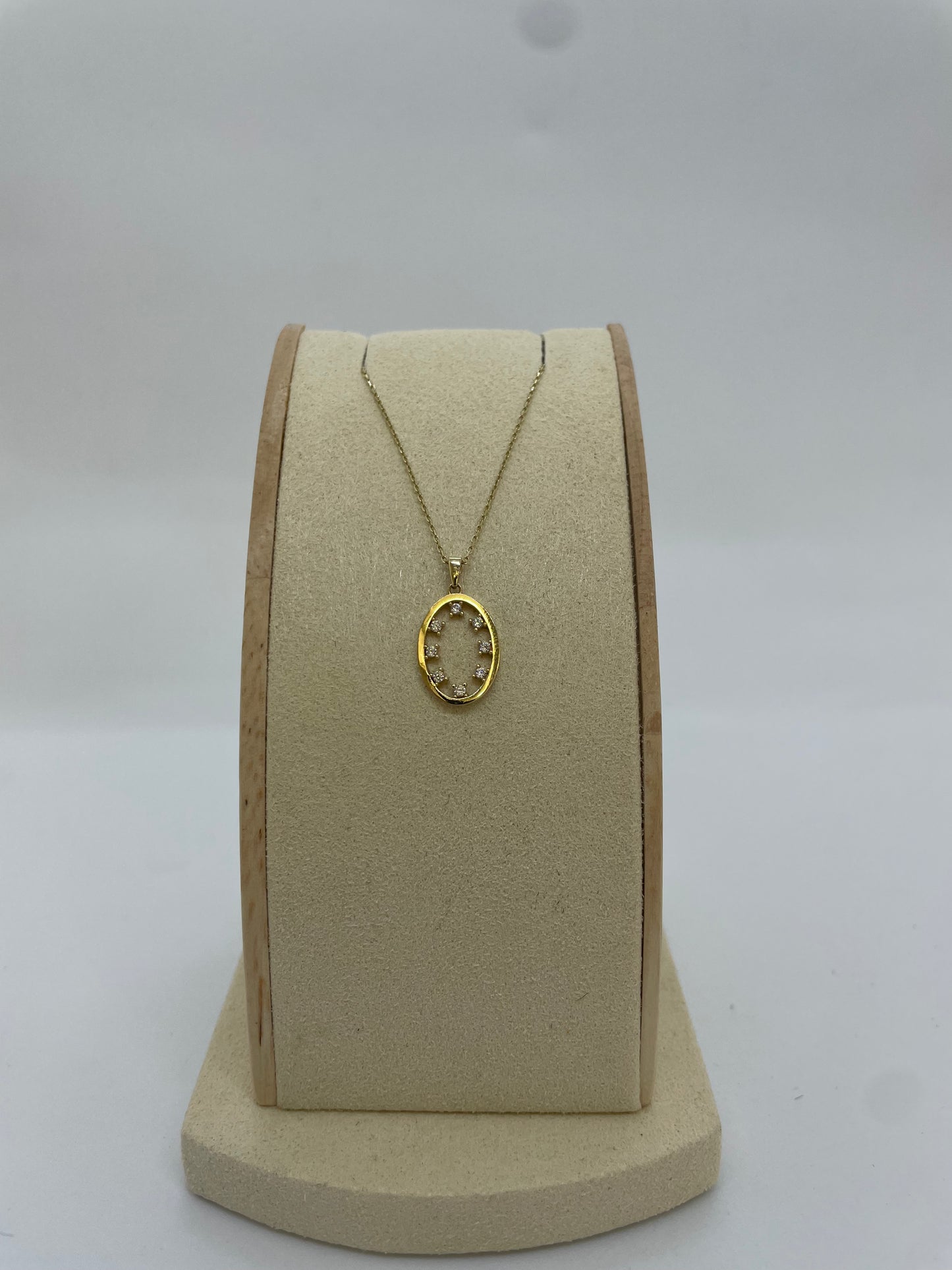 Goldkette mit rundem Anhänger und Steinen