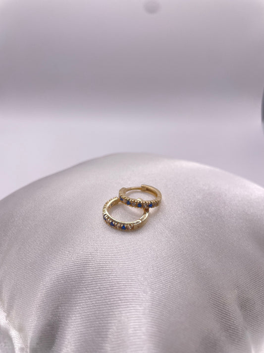 Gold-Kreolen mit blauen Steinen